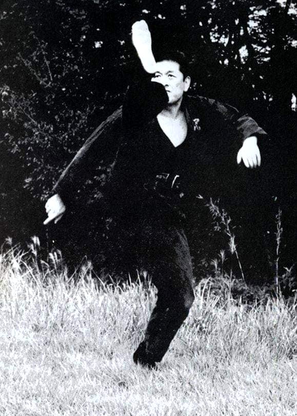 Hatsumi Masaaki executant una puntada (keri) durant un entrenament