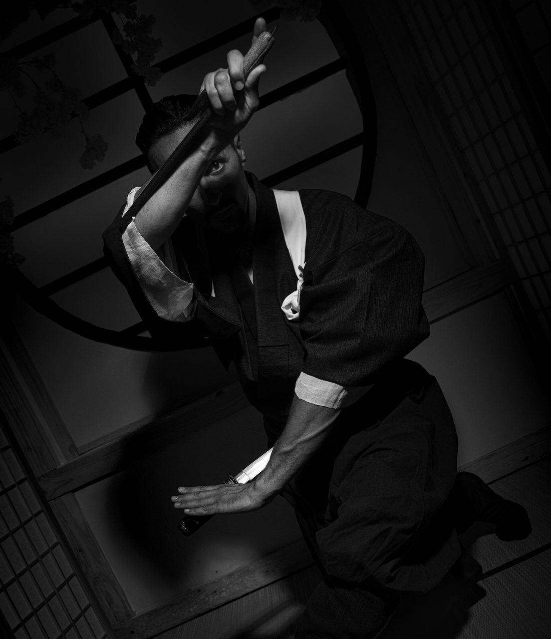 Ruben, instructor de ninjutsu i kobujutsu a Barcelona, en guàrdia amb katana