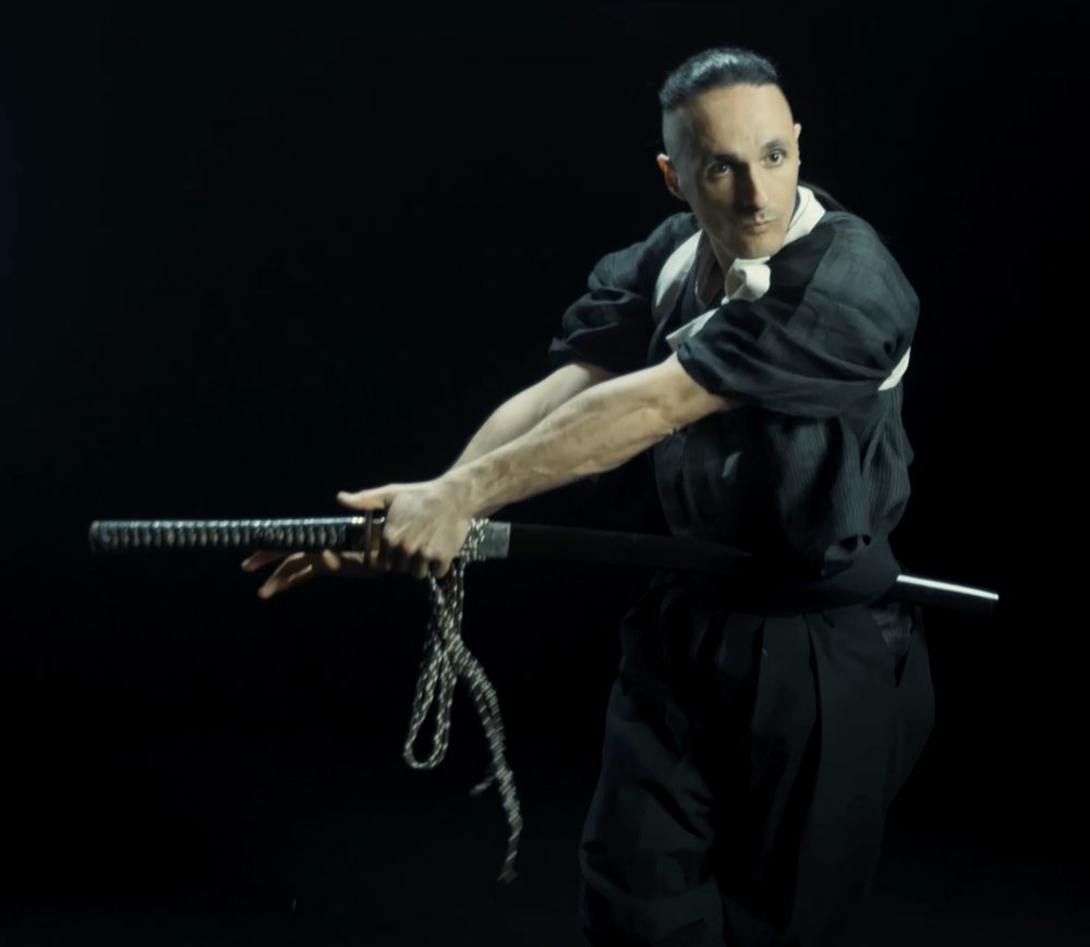 Ruben, ninjutsu and kobujutsu instructor in Barcelona, on guard with a katana